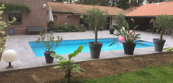 Carrelage autour d'une piscine à Maubeuge